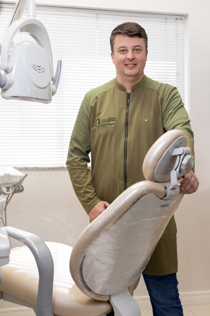 Dr. Edson Hilgert — Especialista em reabilitação oral e estética dental em São José dos Campos
