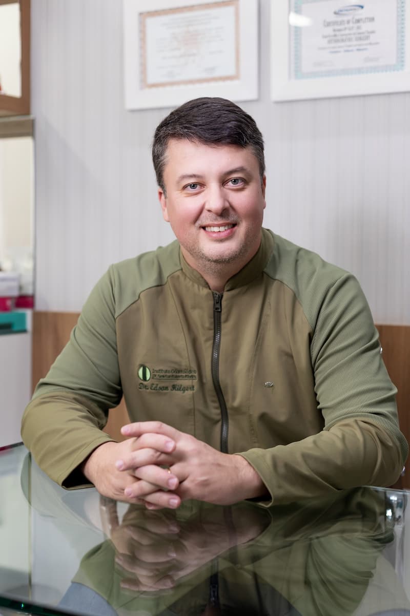 Dr. Edson Hilgert — Odontologista especialista em estética dental em São José dos Campos